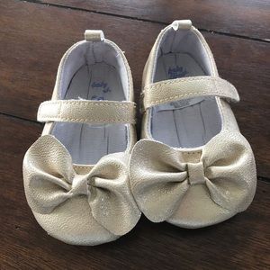 Baby Oshkosh gold crib shoes size 4 (9-12 mos)